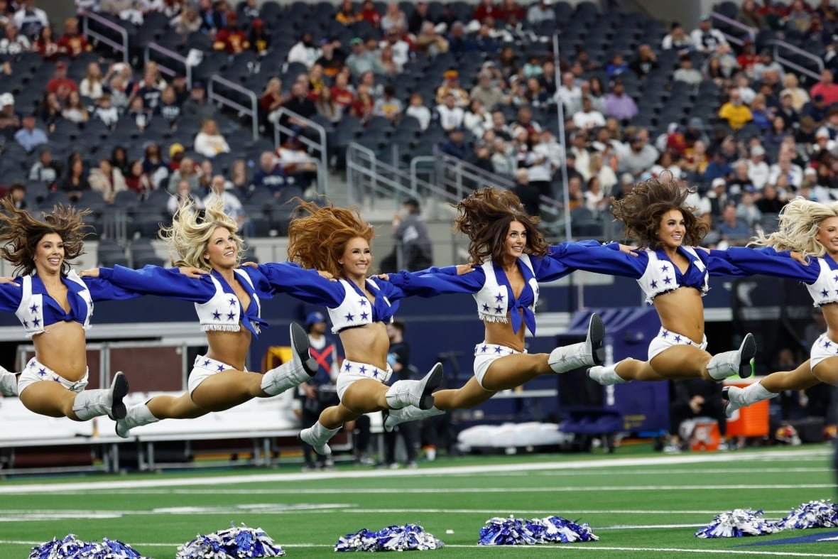 commanders-cowboys-football-1 A row of cheerleaders airborne in the splits