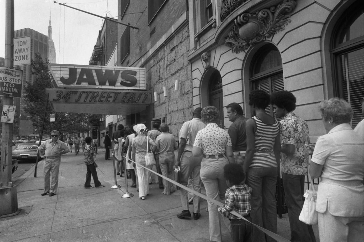jaws-new-york-movie-theatre-1975 A black and white photo of a long line of people outside a movie theatre with "Jaws" on the marquee.