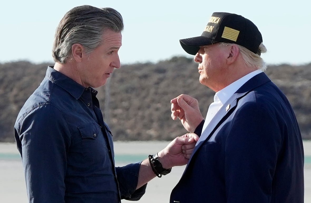 trump-6 Two men discuss something.
