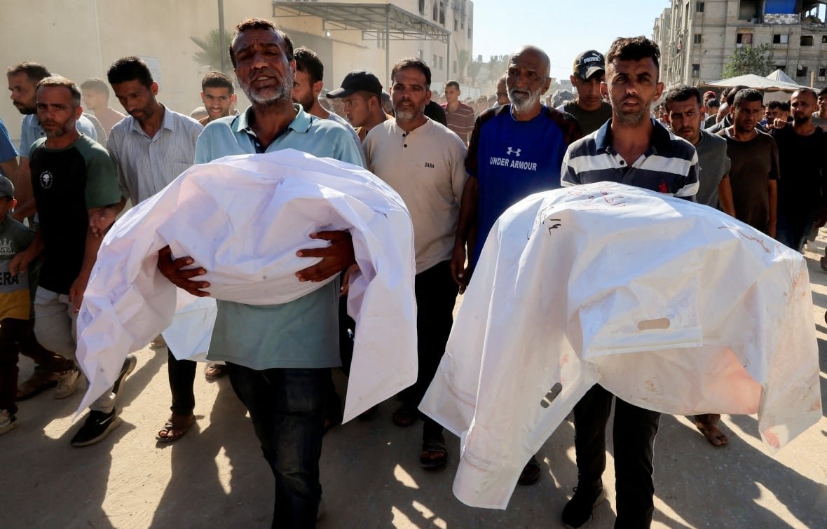 israel-palestinians-gaza-aid-1 Mourners carry bodies shrouded in white bags