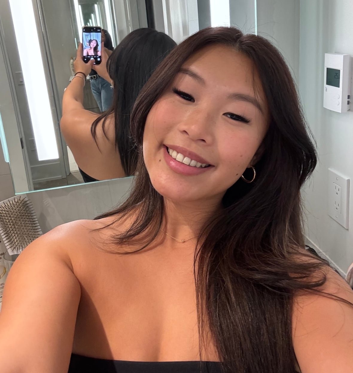 joyee-yang A young woman with black hair is taking a selfie.